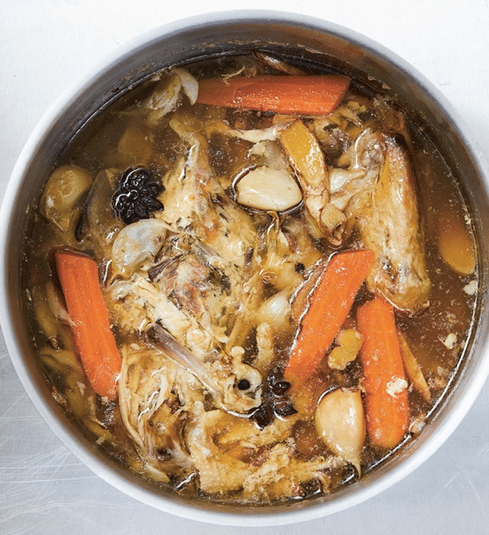 Fond de volaille avec carcasse et bouillon